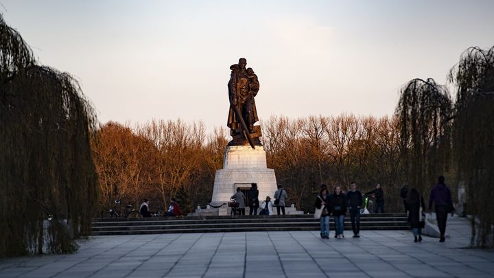 Как превратить песню Розы в июнь 41-го - разоблачение магии кино