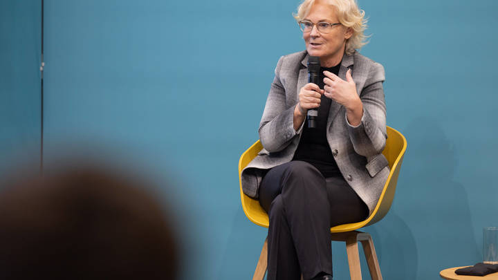 Танкозависимость? Министр обороны Германии решила лично напугать Россию