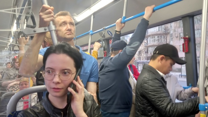 В Екатеринбурге из-за проверки ГИБДД люди вынуждены идти пешком из Екатеринбурга в Верхнюю Пышму