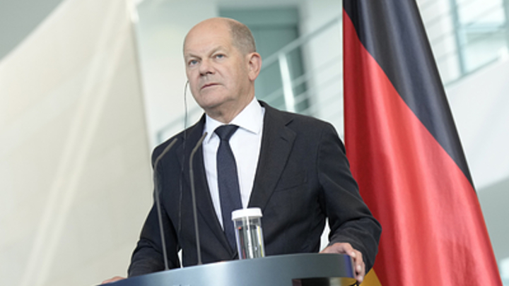 Шольц забрался в истребитель, чтобы отправить сигнал России, и был высмеян зрителями WDR