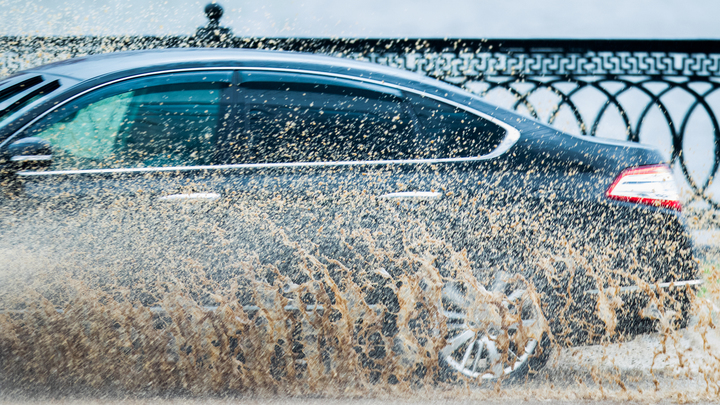 Юрист подсказал, как вернуть деньги за ремонт утонувшей в дождь машины