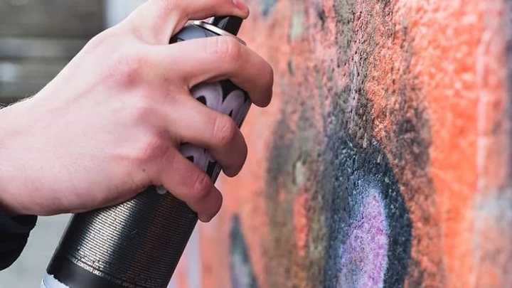 Город теряет свое лицо: В Краснодаре создадут штаб по борьбе с незаконными граффити