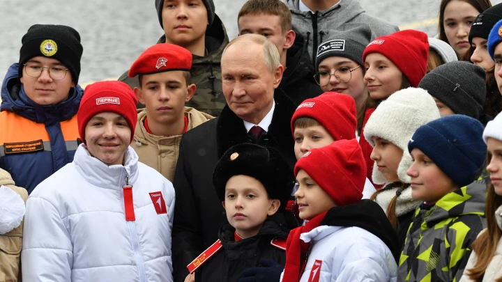 Просьба маленькой девочки потрясла Путина: Чем закончилась встреча русского президента с детьми у Кремля