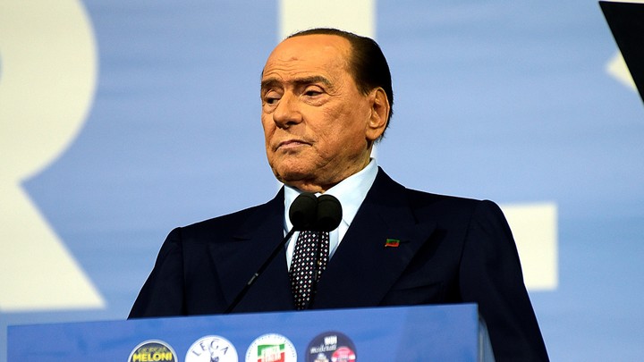 Берлускони резко раскритиковал Зеленского за обстрелы Донбасса