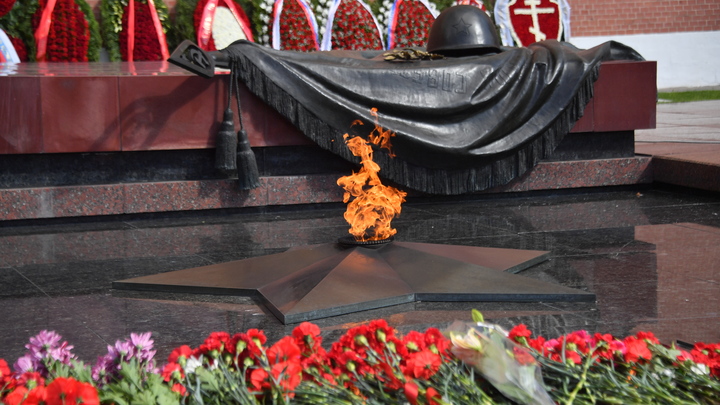 Простой русский солдат показал пример всем на Красной площади. Не жалея себя. Так победим