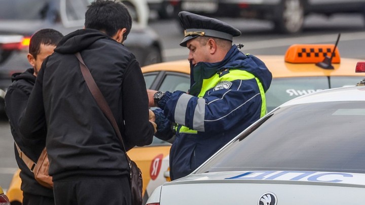 Терпеть дальше невозможно: Полетели погоны с высоких чинов, прикрывавших мигрантов