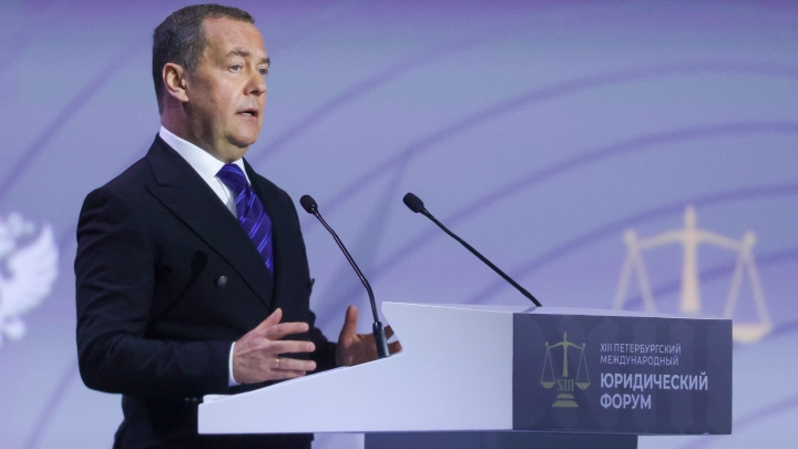 Впору брать штурмом Брюссель. Медведев дал оценку сделке ЕС и США