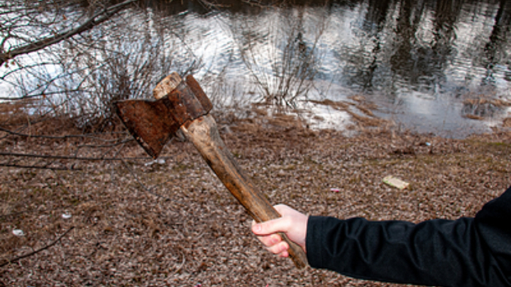 Напали сзади с топором: Бойца СВО зарубили, как только он вернулся с фронта