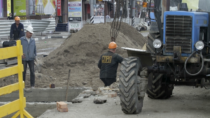 В Новосибирске провалившийся под землю грузовик достали при помощи автокрана