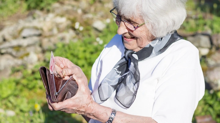 Деньги на карту и бесплатные зубы: список льгот для пенсионеров в 2026 году