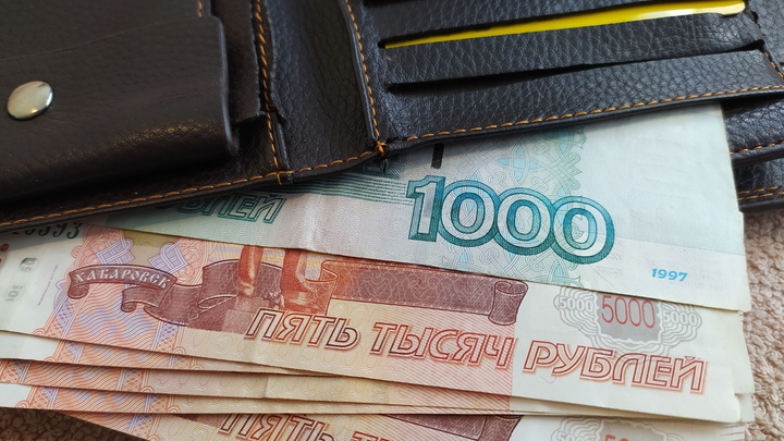 Пока никто не видит. Житель Магнитогорска перевёл маме 68 тыс. руб. со счёта друга