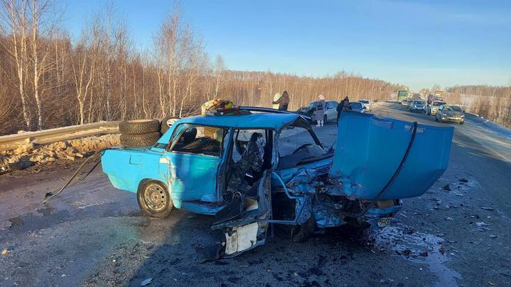 Умер в больнице: под Челябинском женщина на иномарке в лоб протаранила ВАЗ