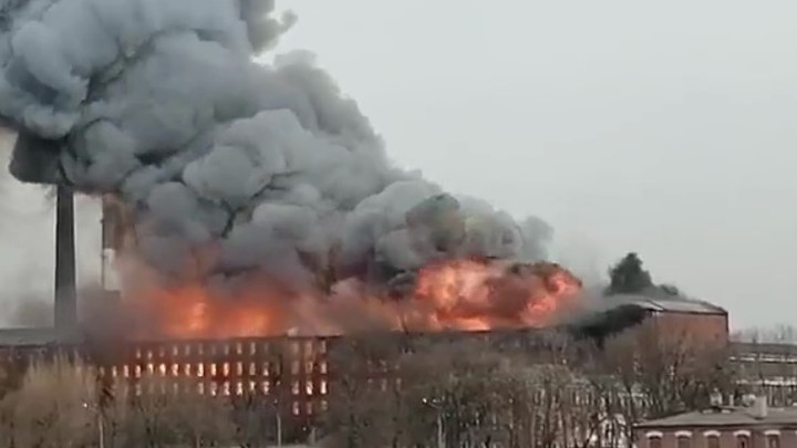 Во время тушения сильного пожара в «Невской мануфактуре» пострадал сотрудник МЧС