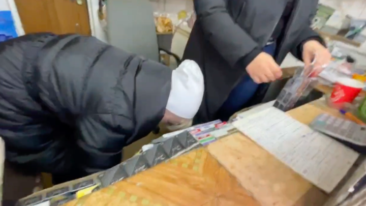 Детям станицы Полтавской продают в ларьке возле школы палёные водку и сигареты