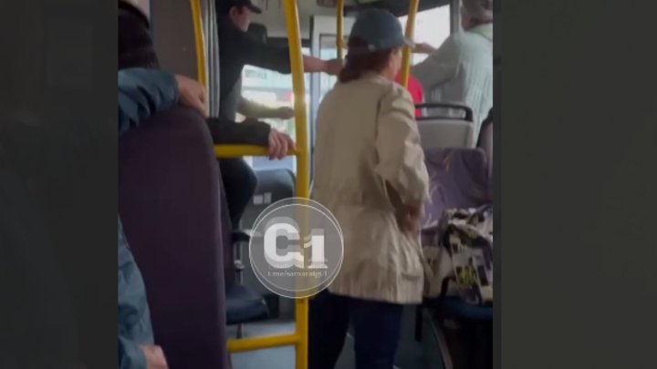 В Самаре пассажир и водитель автобуса устроили потасовку