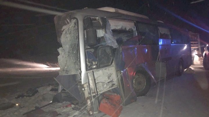 В Самаре автобус с пассажирами столкнулся с трактором