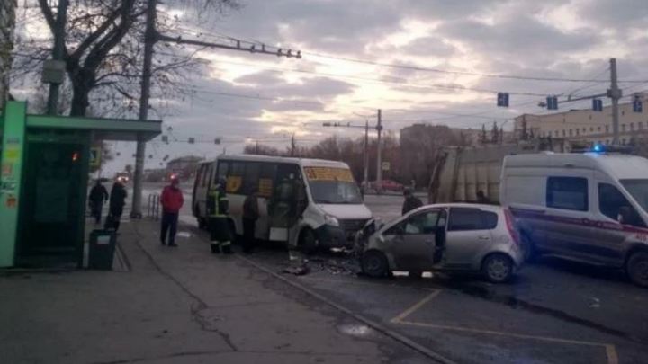 Пьяный водитель врезался в маршрутное такси на остановке в Челябинске