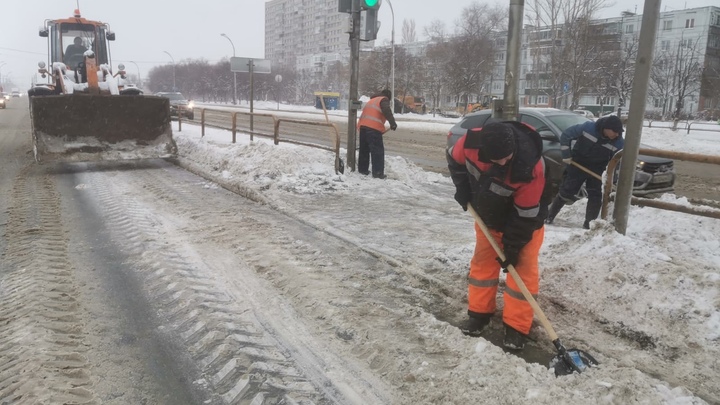 Власти Самарской области назвали самый проблемный город по расчистке от снега
