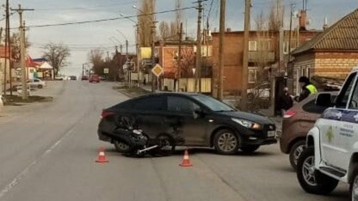 В Ростовской области иномарка протаранила скутер с 14-летней школьницей за рулём