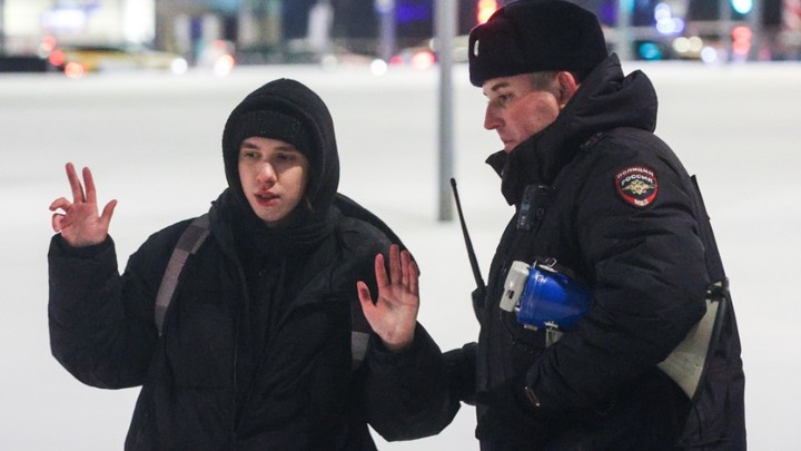 Похоронная команда готова закатать не только Навального*. Матери устроили невиданную экзекуцию