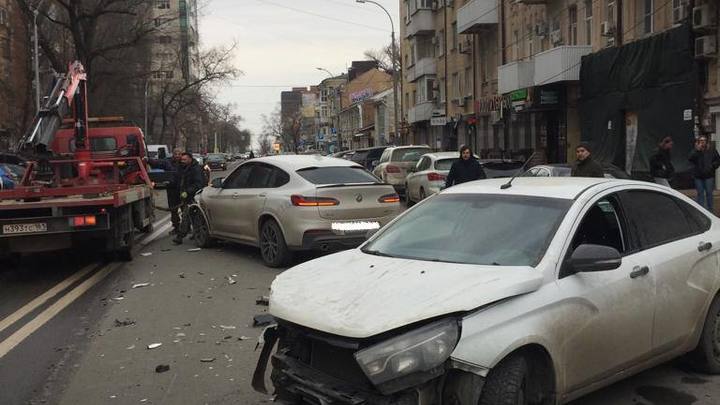 В массовой аварии в центре Ростова разбиты пять автомобилей