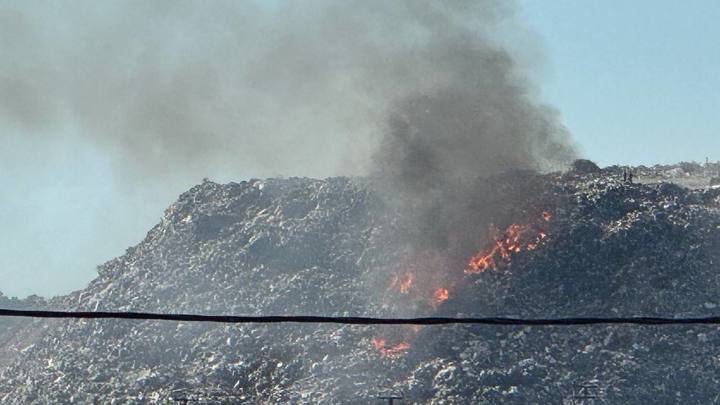 В Новороссийске загорелась большая свалка на горе Щелба