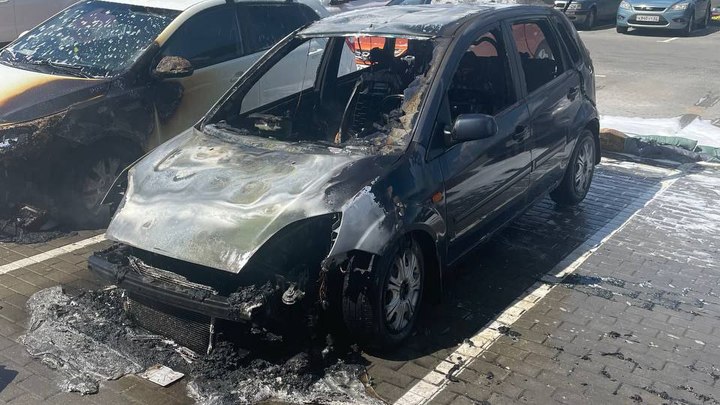 Два автомобиля загорелись на парковке в центре Нижнего Новгорода