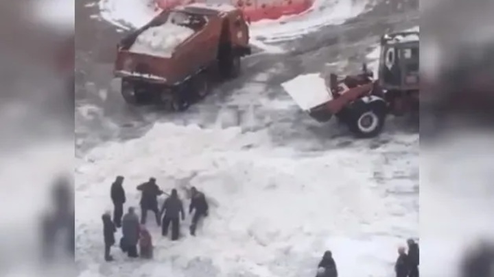 В Гатчине водитель специально пытался засыпать детей снегом – следствие