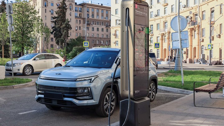 Собянин: К 2030 году в Москве будет более 30 тыс. зарядок для электромобилей