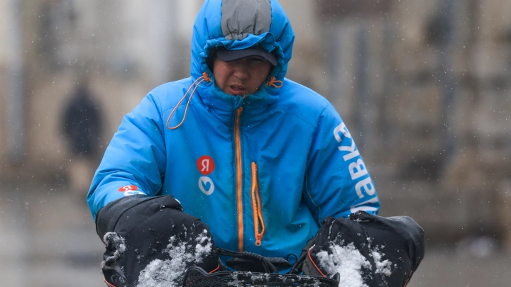 Удар по мигрантам: Петербург продлевает запрет на работу в такси и доставке