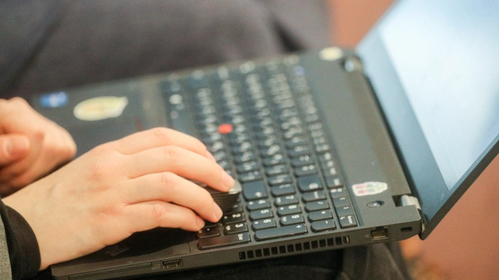 Понимаешь, за что?: Хакеров скрутили суровые люди в балаклавах. Операцию снимали на камеру - взяли создателей Медузы