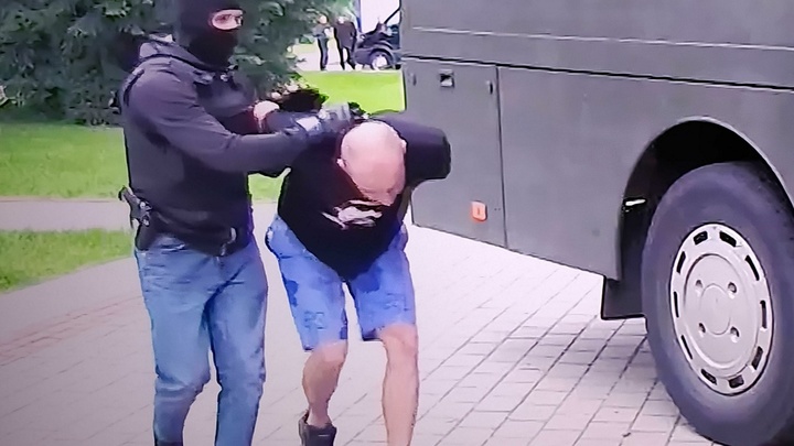 В Минске милиционеры задержали задержали двух радикалов с рогаткой и сотней тысяч долларов