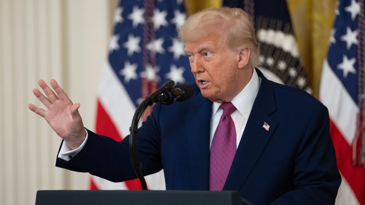 Трамп получил миллионы долларов на продаже именных гитар и Библии
