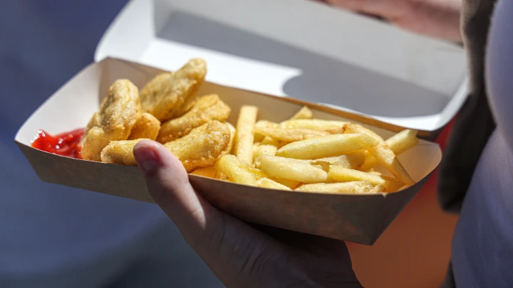 Рвота, диарея, смерть: Трёхлетняя девочка скончалась, пообедав картошкой фри из кафе