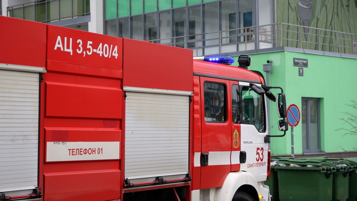 В одном из многоэтажных домов Екатеринбурга вспыхнул крупный пожар
