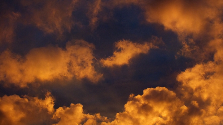 Яркие вспышки на всё небо: Жители Подмосковья гадают, что это было