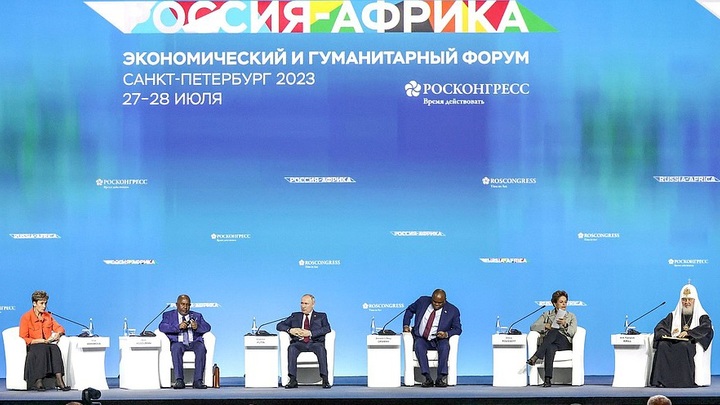 Африка подачек не просит - Путин