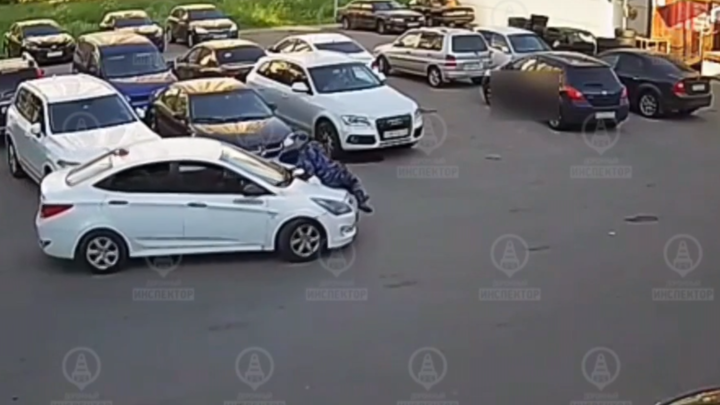 В Петербурге пьяный таксист покатал охранника на капоте и врезался в столб