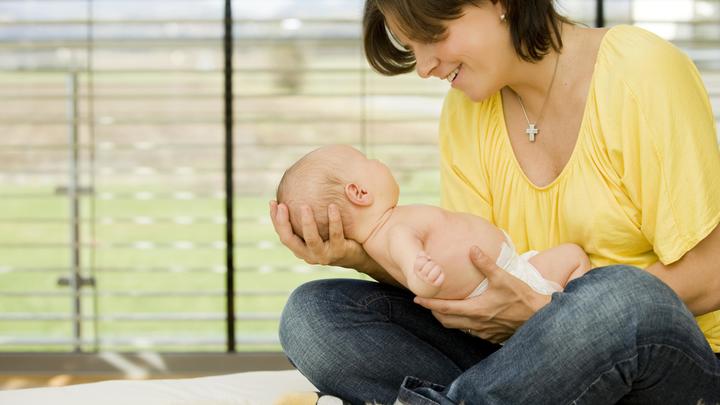 Делайте это с уважением: Австралийцев просят согласовывать с младенцами смену подгузников