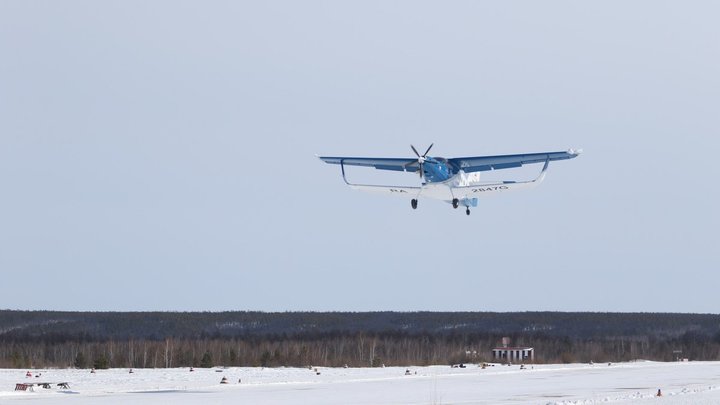 Немного промахнулись: в Якутии пассажирский самолёт сел на замёрзшую реку