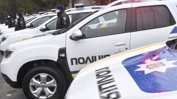 Это было довольно неприятно: Глава патрульной полиции Украины испытал электрошокер на себе - видео