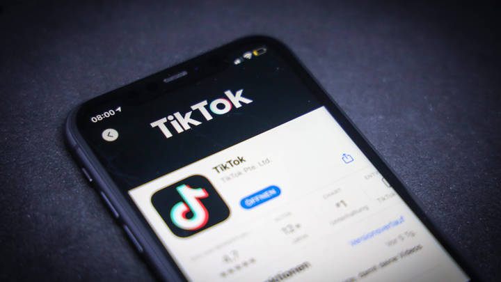91-летняя ветеран труда из Новосибирска стала звездой TikTok и сделала невестку блогером