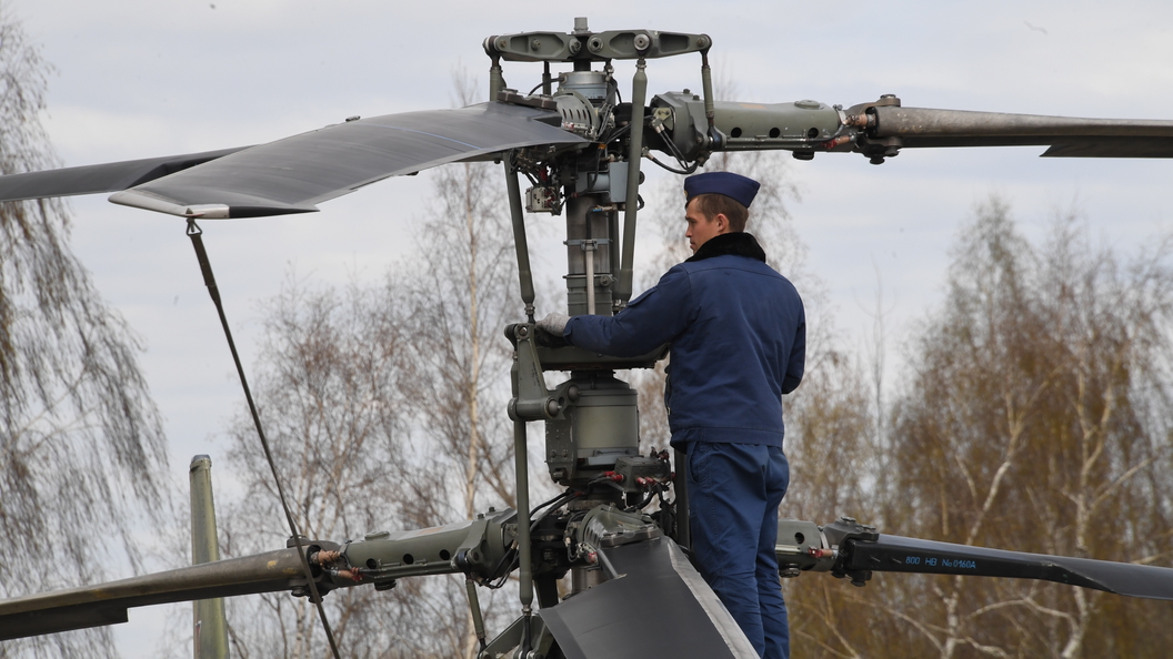 Опасный выбор. Apache вертолет. Пилот вертолета. Пилот Апача. Трюк российского 