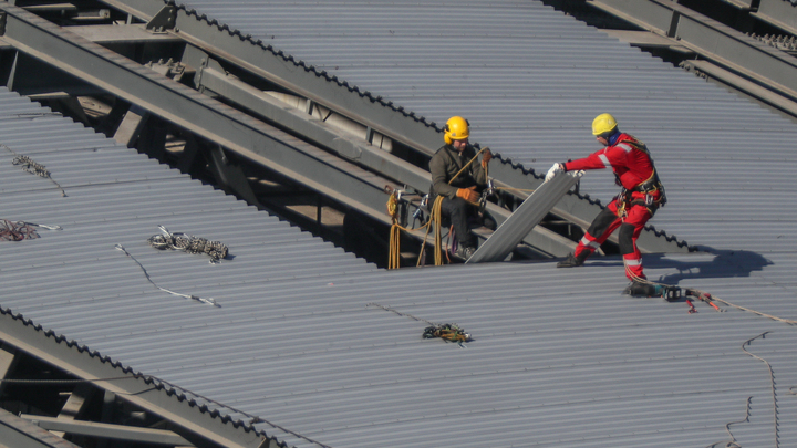 Севастопольцы меняют кровлю в мелитопольских многоэтажках