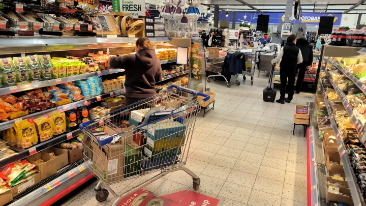 Мясной клей и антибиотики: что нашлось в колбасе от известных производителей