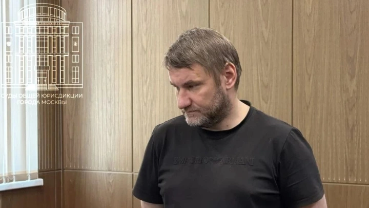 В Москве хулиган унёс прохожую на плече в переход