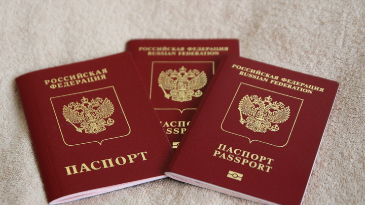 Жителей России заставят сдавать загранпаспорта
