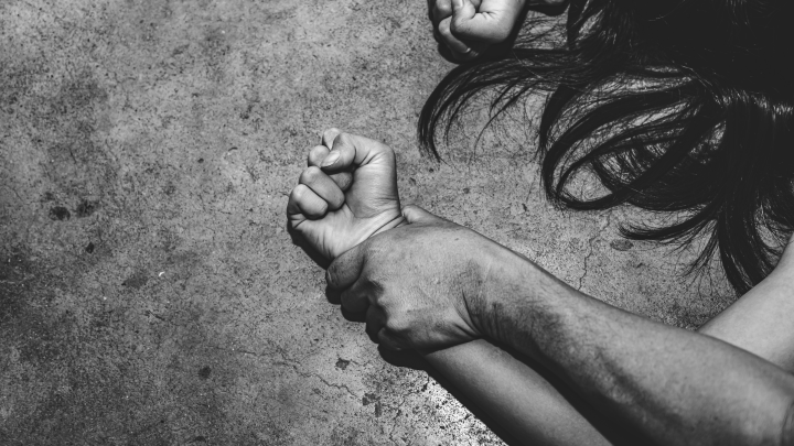 Не открывайте гроб: Пьяные подростки не оставили живого места на многодетной матери, но заявили о правах человека