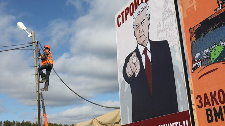 Собянин с плаката подгоняет рабочих на стройке коронавирусного центра в Коммунарке