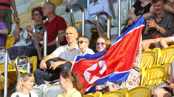 Как в детство попали: В Москве прошла выставка искусства КНДР. Что написали русские в книге отзывов, которую передадут Ким Чен Ыну?